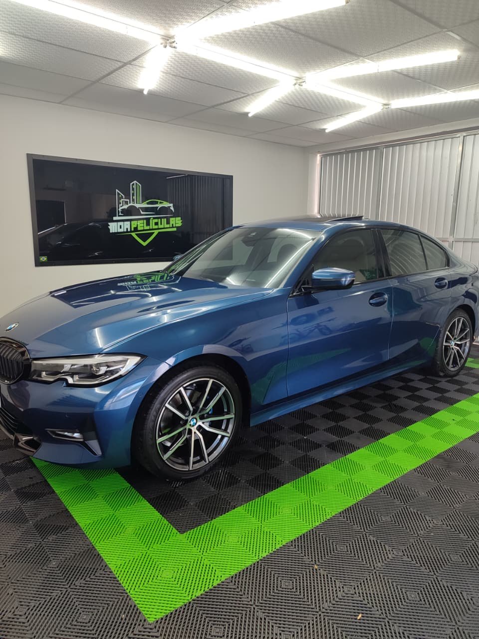 Aplicação de película automotiva em BMWA