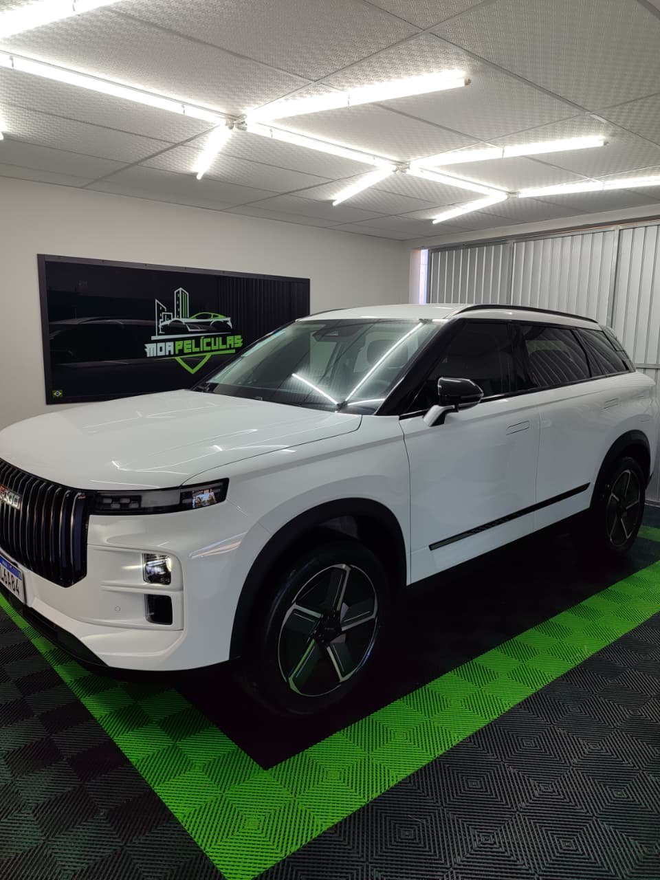 Aplicação de película automotiva em SUV