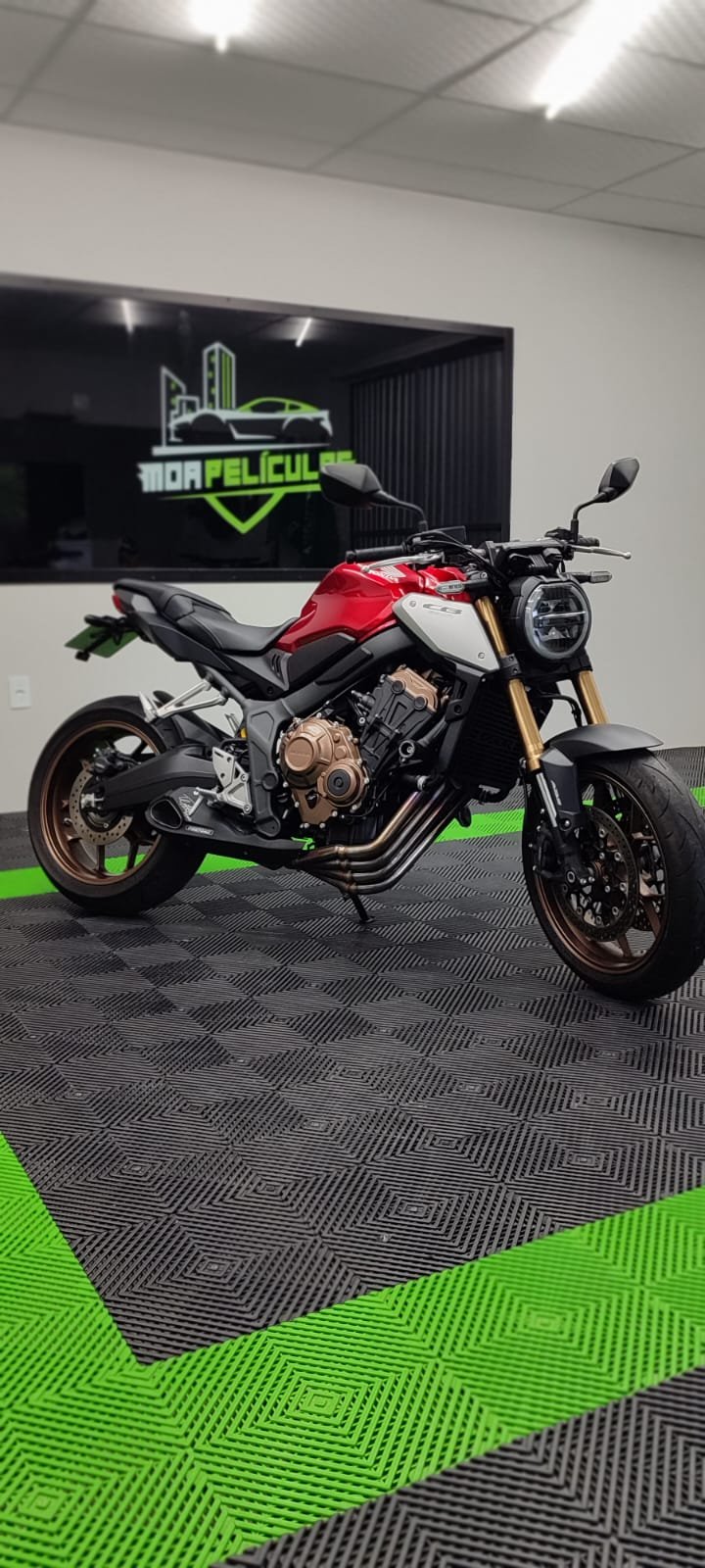 Proteção PPF instalada em moto VERMELHA